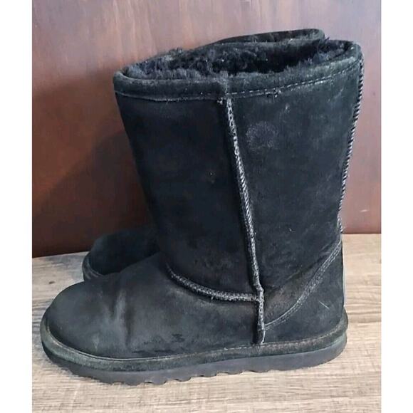 Bearpaw Black Suede Womens 8 Boot Mukluks Flats Sherpa Winter Warm Mid Calf - Picture 1 of 7
